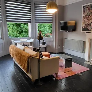 https://9-spacious-one-bed-in-central-hove-with-parking.brighton-hotels-england.com